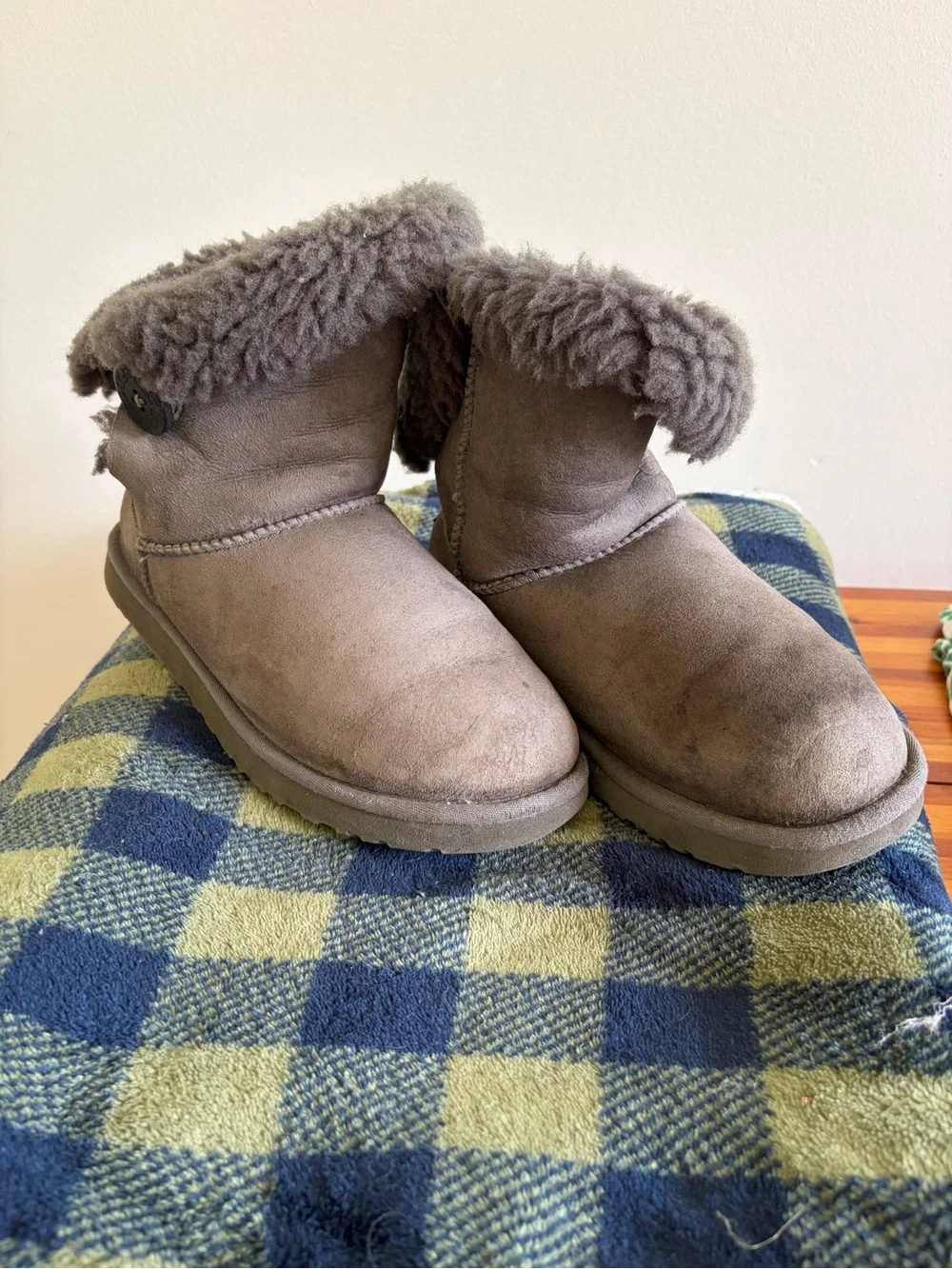 UGG Mini Bailey Button Grey Sheepskin Suede Boots Women's Size 7